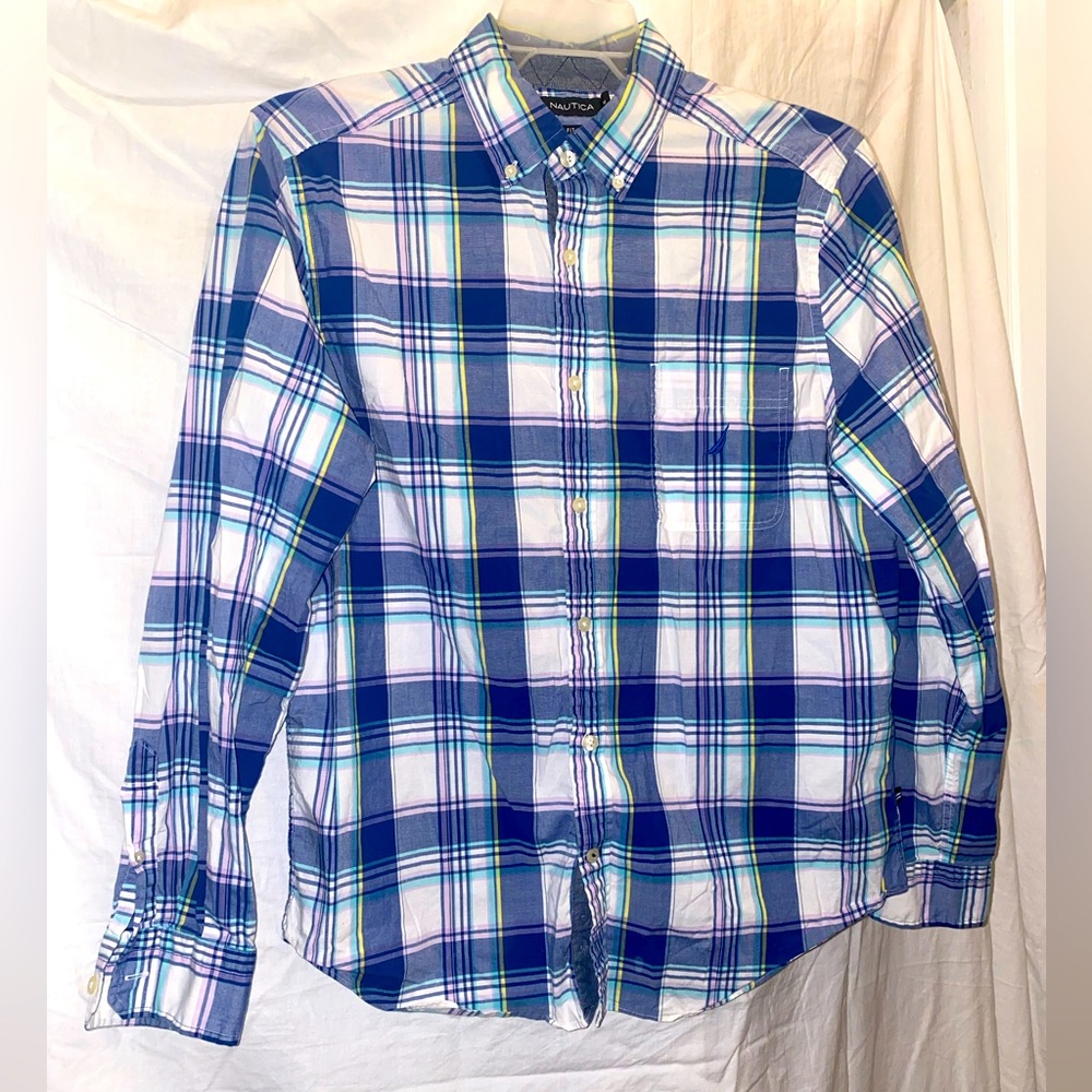 Náutica button-down casual long sleeve dress shirt. Great condition, size medium